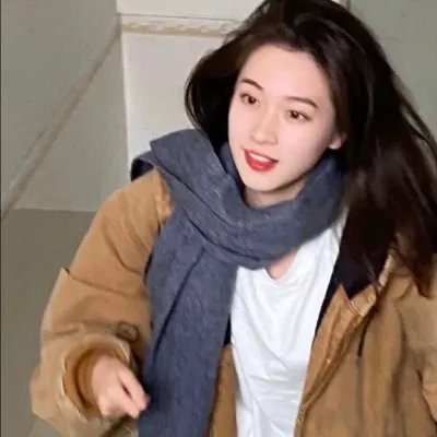 穿黄睡衣的女孩